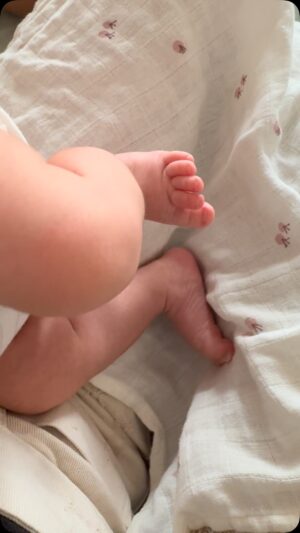 Joana Solnado Instagram - Amora ❤️

Há semanas num sério caso de Amor por aqui... 😍

E como sempre que a emoção é forte e poderosa, sinto as palavras tão parcas para definir os estados transcendentais da alma. 

Estamos todos bem e numa bolha de amor e felicidade que não cabe no corpo. 

Viva a vida! 

🙌🏼🙌🏼🙌🏼