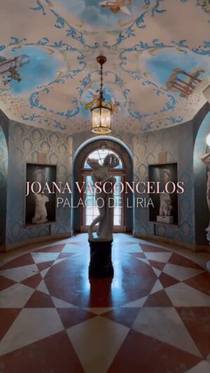 Joana Vasconcelos Instagram - ✨🏛️ Flamboyant de Joana Vasconcelos en el @palaciodeliria : Arte, historia y fantasía 🎭🎨

Tuve la oportunidad de visitar la impresionante exposición de @joanavasconcelosatelier en el Palacio de Liria 🏰, y no podía dejar de compartirlo con ustedes. 🌟

La artista portuguesa transforma los espacios con su estilo único, fusionando tradición y vanguardia a través de materiales inesperados: textiles, cerámica, luces y objetos cotidianos. 🔮🧵💡

Desde una gigantesca zapatilla de tacón hecha con sartenes 👠🍳 hasta un corazón palpitante de filigrana iluminado ❤️✨, cada obra desafía nuestra percepción del lujo, el poder y la feminidad.

El Palacio de Liria, con su elegancia aristocrática y su imponente colección de arte 🖼️, se convierte en el escenario perfecto para estas piezas monumentales que contrastan y dialogan con su entorno histórico.

Si buscan una experiencia donde el arte contemporáneo rompa esquemas y sorprenda en cada rincón, esta exposición es una visita obligada. 🎟️💫

#JoanaVasconcelos #PalacioDeLiria #ArteContemporáneo #MadridCulture #Exposición #ArtLover #LuxuryArt #ModernMeetsClassic #MustSee #ArtInspiration