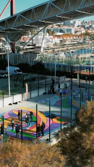 Joana Vasconcelos Instagram - “Basketball speaks for itself” 🏀🗣️

We wrapped up 2024 with the inauguration of the new courts at Doca de Santo Amaro, but our mission doesn’t stop here. The @project_backboard and @joanavasconcelosatelier envisioned this project, but it’s “our” CEO, @andre7costa, and the incredible @jzzam_peterson, who break down the concept behind yet another court revitalization! 🎨

Shot by the amazing @coachhawkinsumes and edited by @coldbrewcreative_ 🎥💥

As always, the #CourtsByHoopers come to life with the expertise of @robbialacpt and @jopinto.tintas. 🔥
