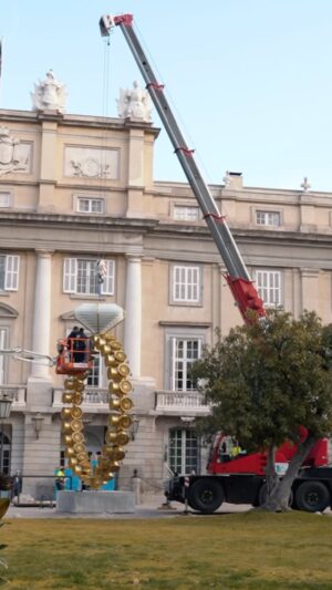 Joana Vasconcelos Instagram - 🔧✨ ¡Montar una exposición como “Flamboyant” no es tarea fácil! 

Te ofrecemos un vistazo exprés al intenso trabajo detrás de bastidores: las piezas monumentales de Joana Vasconcelos cobrando vida en el histórico Palacio de Liria. 💪🏛️

Un gran proyecto que la Fundación Casa De Alba ha asumido con entusiasmo en su 50 aniversario. ¡Quédate a verlo y descubre cómo lo hicimos! 🎥

Síguenos en redes sociales y te enseñaremos más muy pronto 😉

——

🔧✨Setting up an exhibition like ‘Flamboyant’ is no easy feat! 

Here’s a glimpse behind the scenes: Joana Vasconcelos’ monumental artworks coming to life inside the historic Liria Palace 💪🏛️

An exciting project embraced by Fundación Casa De Alba in its 50th anniversary. Hit play and see how we made it happen! 🎥

Follow us on social media, we will show you more very soon! 😉

#palaciodeliria #casadealba #duquedealba #palacioseuropeos #madrid #visitaguiada #exposicion #spain #joanavasconcelos #duquesadealba #arco #artfairmadrid #artfair #flamboyant #madrid