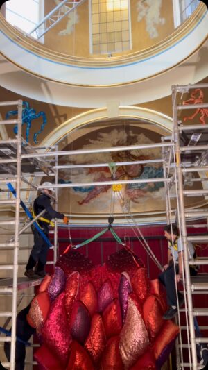 Joana Vasconcelos Instagram - ¡Opulento y exuberante! 🫀

Al entrar en nuestro campo visual, “Flaming Heart” parece palpitar con sus diversos tonos de rojo, fucsia y violeta. Sus tentáculos invaden la capilla del Palacio de Liria, en un ejercicio en el que el espacio se transforma en un organismo vivo. 

Fiel al vocabulario visual de Joana Vasconcelos, la obra está cubierta de lentejuelas brillantes, embellecida con borlas coloridas, elementos de crochet y tejidos bordados meticulosamente.

Y tú, ¿qué sentiste al ver esta pieza por primera vez? Te leemos en comentarios. 😉

—-

Opulent and exuberant! 🫀

Entering our vision, ‘Flaming Heart’ seems to pulse with its various shades of red, fuchsia and violet. Its tentacular arteries invade Liria’s chappell, in an exercise in which the scenery transforms into a living organism. 

Faithfully executed by Joana Vasconcelos’ visual vocabulary, the work is covered in shimmering sequins, embellished with colorful borders, amorphous crochet elements and meticulously embroidered fabrics.

What was your first thought when you saw this work? We’ll be reading every comment! 😉

#palaciodeliria #casadealba #duquedealba #palacioseuropeos #flamboyant #joanavasconcelos #visitaguiada #exposicion #visitaguiada #exhibition #spain #contemporaryart
