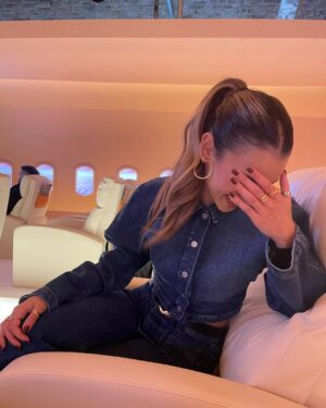 Joanna Chimonides Instagram - Progressive laughing fit incoming … 😂 I’ve been doing this job for 6 years & I still can’t be normal & get a serious picture 

A night with @meta @instagram family 🤍 and no I’m not on a PJ😂