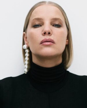 Joanna Kulig Instagram - @ellepolska by @maanamman 
hmu by @mariannayurkiewicz & @danielgryszke 
style by @majanaskretska 
set design by @dzzikidzzik