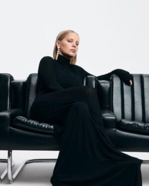 Joanna Kulig Instagram - @ellepolska by @maanamman 
hmu by @mariannayurkiewicz & @danielgryszke 
style by @majanaskretska 
set design by @dzzikidzzik