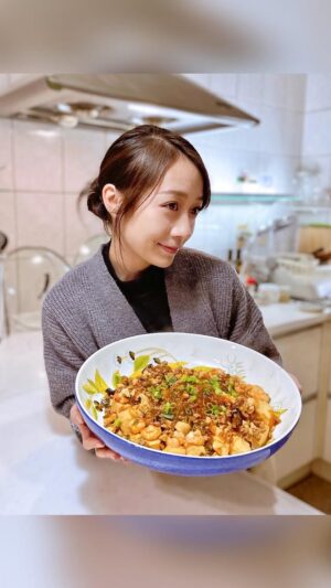 Joanne Yang Instagram - 久違的安乙蕎闖廚房系列~

今天做的是
”蕎之醬香老蝦玉子豆腐春雨煲“
(老師說 菜名很重要!)

要邊拍影片邊做菜
真的是有點手忙腳亂的!

是說就是喜歡這種人生的模樣~
從慌張開始 從問題中學習
慢慢修正還是會比原本的好

蝦是老了 豆腐還不錯~
冬粉鎖住了醬汁 很香很好吃~

-

如果你是喜歡做料理的朋友
可以上網搜尋
2025大同醬油盃全國廚藝慈善大賽
一起用指定醬油及各地特產食材
做出溫暖又美味的創意料理吧!

#醬油真的很香
#純古法釀造
#CNS甲級黑豆醬油
#不含防腐劑及食品添加物
#吃得安心又健康

#安乙蕎闖廚房
#大同醬油盃全國廚藝慈善大賽