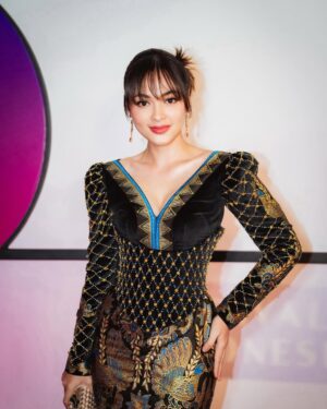 Jolene Marie Rotinsulu Instagram - Merandai Cakrawala Sinema Indonesia di Malam Anugerah Piala Citra Festival Film Indonesia 2024 🇮🇩

@doleytobing on style, @dimassinggih on attire, @leciel.design on accessories, @windy_lazuardi on makeup and hairdo, @armanfebryan on documentation.

@festivalfilmid @parfi56