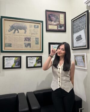 Jolene Marie Rotinsulu Instagram - Raker #TimBadak 2025 di HQ Yayasan Badak Indonesia.
Terima kasih banyak kami ucapkan kepada semua pihak yang sampai hari ini telah dan masih mendukung @badak.indonesia dan segala upaya yang dilakukan untuk mencegah terjadinya illegal poaching Badak yang saat ini statusnya sudah “Critically Endangered”.
Banyak sekali hal-hal baik yang sudah kami rencanakan dan segera akan direalisasi di tahun 2025 ini, semoga di tahun 2025 ini kami bisa berusaha lebih baik lagi tentunya dengan dukungan dari semua #SahabatBadak, salam lestari!

*bonus slide terakhir 🤭

With love,
Your Sumatran and Javan Rhino Conservation Ambassador 🦏🌳