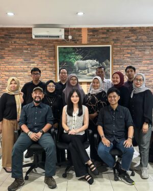 Jolene Marie Rotinsulu Instagram - Raker #TimBadak 2025 di HQ Yayasan Badak Indonesia.
Terima kasih banyak kami ucapkan kepada semua pihak yang sampai hari ini telah dan masih mendukung @badak.indonesia dan segala upaya yang dilakukan untuk mencegah terjadinya illegal poaching Badak yang saat ini statusnya sudah “Critically Endangered”.
Banyak sekali hal-hal baik yang sudah kami rencanakan dan segera akan direalisasi di tahun 2025 ini, semoga di tahun 2025 ini kami bisa berusaha lebih baik lagi tentunya dengan dukungan dari semua #SahabatBadak, salam lestari!

*bonus slide terakhir 🤭

With love,
Your Sumatran and Javan Rhino Conservation Ambassador 🦏🌳