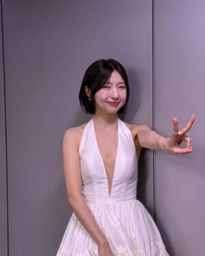 Joo Hyun-young Instagram - 상렬 선배님과 디제이상을 시상하는 영광을 누리게 되다니! 방송국에서 마주칠 때마다 늘 아빠처럼 다정하게 챙겨주시는 상렬 선배님. 오늘 내게 편도선 미인이라고 칭찬해주셨다. 너무 행복한 밤이다. ㅎㅎ 🫶 #2024sbs연예대상
