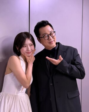 Joo Hyun-young Instagram - 상렬 선배님과 디제이상을 시상하는 영광을 누리게 되다니! 방송국에서 마주칠 때마다 늘 아빠처럼 다정하게 챙겨주시는 상렬 선배님. 오늘 내게 편도선 미인이라고 칭찬해주셨다. 너무 행복한 밤이다. ㅎㅎ 🫶 #2024sbs연예대상