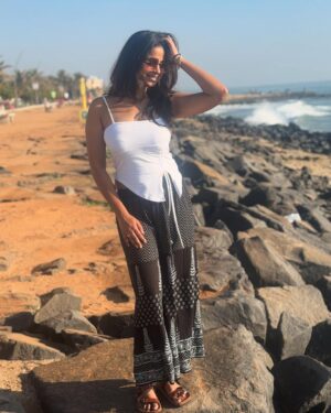 Jovita Livingston Jones Instagram - Ease 🌊🤍😎