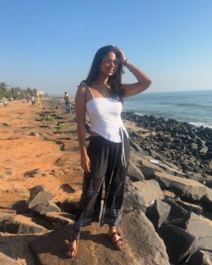 Jovita Livingston Jones Instagram - Ease 🌊🤍😎