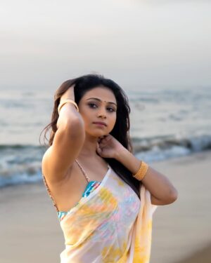 Jovita Livingston Jones Instagram - 🕊️💛

📸 @whitefeather.studio 

#saree #sareelove #jovitalivingston