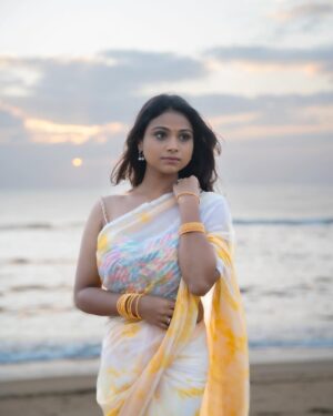 Jovita Livingston Jones Instagram - 🕊️💛

📸 @whitefeather.studio 

#saree #sareelove #jovitalivingston