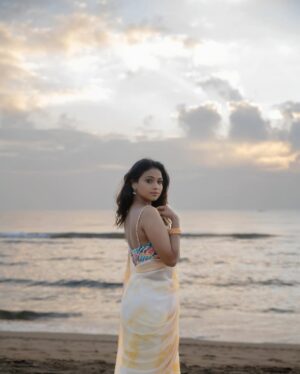 Jovita Livingston Jones Instagram - 🕊️💛

📸 @whitefeather.studio 

#saree #sareelove #jovitalivingston