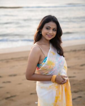 Jovita Livingston Jones Instagram - 🕊️💛

📸 @whitefeather.studio 

#saree #sareelove #jovitalivingston