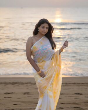 Jovita Livingston Jones Instagram - 🕊️💛

📸 @whitefeather.studio 

#saree #sareelove #jovitalivingston