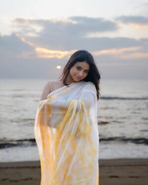 Jovita Livingston Jones Instagram - 🕊️💛

📸 @whitefeather.studio 

#saree #sareelove #jovitalivingston