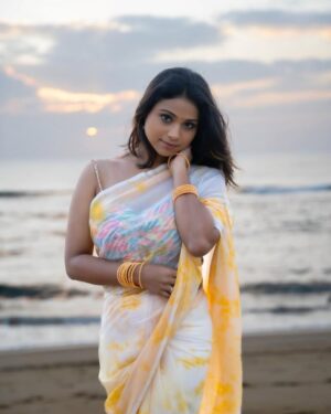 Jovita Livingston Jones Instagram - 🕊️💛

📸 @whitefeather.studio 

#saree #sareelove #jovitalivingston