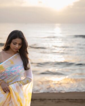Jovita Livingston Jones Instagram - 🕊️💛

📸 @whitefeather.studio 

#saree #sareelove #jovitalivingston