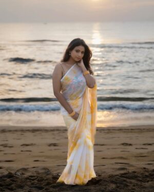 Jovita Livingston Jones Instagram - 🕊️💛

📸 @whitefeather.studio 

#saree #sareelove #jovitalivingston