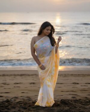 Jovita Livingston Jones Instagram - 🕊️💛

📸 @whitefeather.studio 

#saree #sareelove #jovitalivingston