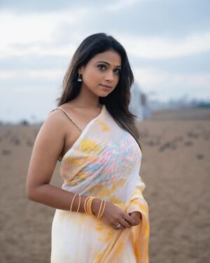 Jovita Livingston Jones Instagram - 🕊️💛

📸 @whitefeather.studio 

#saree #sareelove #jovitalivingston