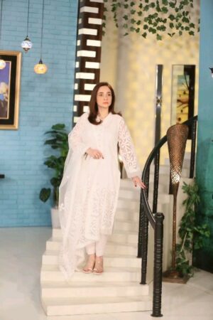 Juggan Kazim Instagram - It's a white kinda day 🥰

Wearing @farahfashionline 
Stylist @style.bynida