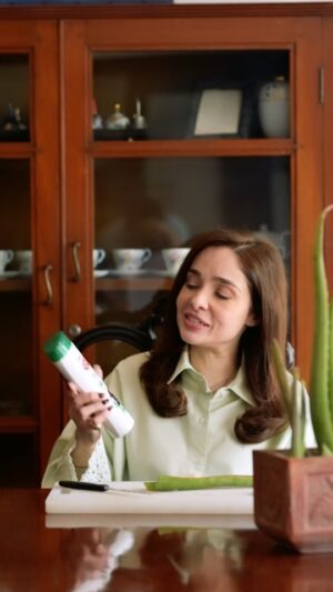 Juggan Kazim Instagram - Lifebuoy Herbal Strong Shampoo mein hai aloe vera aur milk protein jis se baalon ka girna hoga kam aur baal hongy 5x strong aur healthy bagair kisi jhanjhat aur chip chip ke. Get it today and give your daughter’s hair the power of aloe vera. @lifebuoyshampoo.pk #JarhSeMazboot
#LifebuoyShampoo #HerbalStrong #AloeVera #MilkProtein #QudratiAjzaKi5xMazbooti