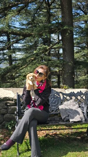 Juhi Babbar Instagram - Back in the mountains🖤Met this Chhutkuuuu😘 Pls suggest a name for him😍

Photo & video @imaanbabbarsoni 🥰
( Back in the mountains | Quick Break | Naming ceremony | Little puppy | Himachal Pradesh | Juhi Babbar Soni )
#QuickBreakTime #Holiday #IntheMountains #HimachalPradesh #NaamKaran #SuggestaName #CutePuppy #JuhiBabbarSoni