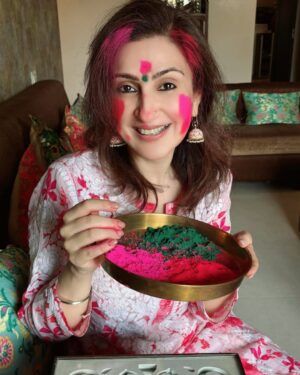 Juhi Babbar Instagram - Holi hai 🧡❤️💚 Wishing you colours of joy, love and happiness ! ✨💕

PS: my favorite Holi song 🎵 

Thank you @kashishjaddhav for these photos & the phool gujiya 😋
( Happy Holi | Colours | Festival | Happiness | Joy | Juhi Babbar Soni )
#HappyHoli #HoliHai #Festival #FestiveTime #Happiness #Joy #AnupSoni #ImaanBabbarSoni #JuhiBabbarSoni