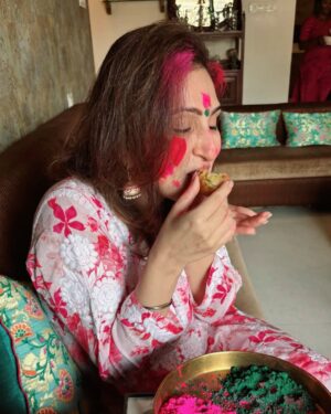 Juhi Babbar Instagram - Holi hai 🧡❤️💚 Wishing you colours of joy, love and happiness ! ✨💕

PS: my favorite Holi song 🎵 

Thank you @kashishjaddhav for these photos & the phool gujiya 😋
( Happy Holi | Colours | Festival | Happiness | Joy | Juhi Babbar Soni )
#HappyHoli #HoliHai #Festival #FestiveTime #Happiness #Joy #AnupSoni #ImaanBabbarSoni #JuhiBabbarSoni
