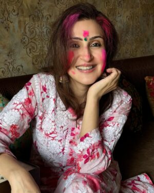 Juhi Babbar Instagram - Holi hai 🧡❤️💚 Wishing you colours of joy, love and happiness ! ✨💕

PS: my favorite Holi song 🎵 

Thank you @kashishjaddhav for these photos & the phool gujiya 😋
( Happy Holi | Colours | Festival | Happiness | Joy | Juhi Babbar Soni )
#HappyHoli #HoliHai #Festival #FestiveTime #Happiness #Joy #AnupSoni #ImaanBabbarSoni #JuhiBabbarSoni