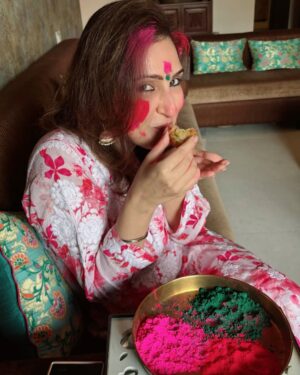 Juhi Babbar Instagram - Holi hai 🧡❤️💚 Wishing you colours of joy, love and happiness ! ✨💕

PS: my favorite Holi song 🎵 

Thank you @kashishjaddhav for these photos & the phool gujiya 😋
( Happy Holi | Colours | Festival | Happiness | Joy | Juhi Babbar Soni )
#HappyHoli #HoliHai #Festival #FestiveTime #Happiness #Joy #AnupSoni #ImaanBabbarSoni #JuhiBabbarSoni