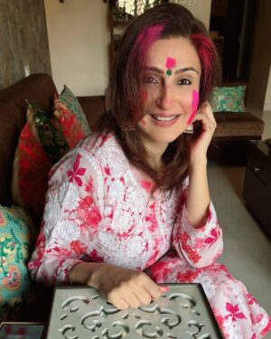 Juhi Babbar Instagram - Holi hai 🧡❤️💚 Wishing you colours of joy, love and happiness ! ✨💕

PS: my favorite Holi song 🎵 

Thank you @kashishjaddhav for these photos & the phool gujiya 😋
( Happy Holi | Colours | Festival | Happiness | Joy | Juhi Babbar Soni )
#HappyHoli #HoliHai #Festival #FestiveTime #Happiness #Joy #AnupSoni #ImaanBabbarSoni #JuhiBabbarSoni