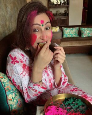 Juhi Babbar Instagram - Holi hai 🧡❤️💚 Wishing you colours of joy, love and happiness ! ✨💕

PS: my favorite Holi song 🎵 

Thank you @kashishjaddhav for these photos & the phool gujiya 😋
( Happy Holi | Colours | Festival | Happiness | Joy | Juhi Babbar Soni )
#HappyHoli #HoliHai #Festival #FestiveTime #Happiness #Joy #AnupSoni #ImaanBabbarSoni #JuhiBabbarSoni