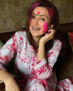 Juhi Babbar Instagram - Holi hai 🧡❤️💚 Wishing you colours of joy, love and happiness ! ✨💕

PS: my favorite Holi song 🎵 

Thank you @kashishjaddhav for these photos & the phool gujiya 😋
( Happy Holi | Colours | Festival | Happiness | Joy | Juhi Babbar Soni )
#HappyHoli #HoliHai #Festival #FestiveTime #Happiness #Joy #AnupSoni #ImaanBabbarSoni #JuhiBabbarSoni