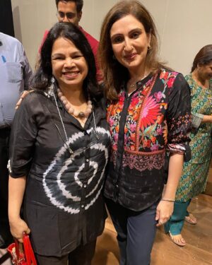 Juhi Babbar Instagram - 𝐖𝐢𝐭𝐡 𝐋𝐨𝐯𝐞, 𝐉𝐮𝐮𝐡𝐢 𝐁𝐚𝐛𝐛𝐚𝐫 𝐒𝐨𝐧𝐢: I have known this girl since she was in her 20s, helping her mother Nadira Zaheer Babbar in theatre and her Ekjute workshops. A well behaved child, who was taught by her mother to be respectful towards elders, @juuhithesoniibabbar stood out. With her warmth. With her tehzeeb (etiquettes). With her talent. If you didn’t know her background, you would never guess she was the daughter of actor Raj Babbar and the legendary Nadira Zaheer Babbar, whose theatre group Ekjute has been doing commendable work in Hindi theatre.
I used to write extensively on theatre in the 90s, when I was with Jansatta (the Hindi newspaper of Indian Express) and then with Indian Express itself. I wrote about them too. 

Juhi has remained the same over all these years. And that is a rarity. That is true sanskaar (संस्कार). I give tremendous credit for this to Nadiraji. 

So when Juhi wrote, directed and acted in the play 𝐖𝐢𝐭𝐡 𝐋𝐨𝐯𝐞, 𝐀𝐚𝐩 𝐤𝐢 𝐒𝐚𝐢𝐲𝐚𝐚𝐫𝐚, @aapkisaiyaara we had to go for it. Our friend @ashmi.ap had bought tickets in bulk. @prafulljsharma was able to go but owing to my vertigo and back problems, I couldn’t. Juhi called me and said so lovingly, “Vidyottamaji aap kyon nahin aayeen, Prafullji ke saath”. She knows I love theatre and in that about ten minutes of talk, Juhi remained as respectful as she has always been. She performed in Borivali and again, I couldn’t make it due to vertigo. 

So this time round when @shalineserpes and @archana_sand invited me to this play at NCPA, there was no way I was saying no. 

And how proud I was to see Juhi perform to nearly a monologue for about one-and-a-half-hours. A gamut of emotions, high and low pitched tonal deliveries, engaging the audience in the story of a pampered girl who has the ability to take life’s hard blows in her stride and move on. The lighting, the sound, the creative additions through internet were all beautifully done. 

And when I met her Juhi was the same, “Vidyottama ji, aap itni door se aayi hain”. The same warmth. The same love. The same manners. चहकती रहो जुही। 

#theatre #juuhibabbarsonii #hindi #rangmanch #tehzeeb #warmth #etiquette