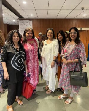Juhi Babbar Instagram - 𝐖𝐢𝐭𝐡 𝐋𝐨𝐯𝐞, 𝐉𝐮𝐮𝐡𝐢 𝐁𝐚𝐛𝐛𝐚𝐫 𝐒𝐨𝐧𝐢: I have known this girl since she was in her 20s, helping her mother Nadira Zaheer Babbar in theatre and her Ekjute workshops. A well behaved child, who was taught by her mother to be respectful towards elders, @juuhithesoniibabbar stood out. With her warmth. With her tehzeeb (etiquettes). With her talent. If you didn’t know her background, you would never guess she was the daughter of actor Raj Babbar and the legendary Nadira Zaheer Babbar, whose theatre group Ekjute has been doing commendable work in Hindi theatre.
I used to write extensively on theatre in the 90s, when I was with Jansatta (the Hindi newspaper of Indian Express) and then with Indian Express itself. I wrote about them too. 

Juhi has remained the same over all these years. And that is a rarity. That is true sanskaar (संस्कार). I give tremendous credit for this to Nadiraji. 

So when Juhi wrote, directed and acted in the play 𝐖𝐢𝐭𝐡 𝐋𝐨𝐯𝐞, 𝐀𝐚𝐩 𝐤𝐢 𝐒𝐚𝐢𝐲𝐚𝐚𝐫𝐚, @aapkisaiyaara we had to go for it. Our friend @ashmi.ap had bought tickets in bulk. @prafulljsharma was able to go but owing to my vertigo and back problems, I couldn’t. Juhi called me and said so lovingly, “Vidyottamaji aap kyon nahin aayeen, Prafullji ke saath”. She knows I love theatre and in that about ten minutes of talk, Juhi remained as respectful as she has always been. She performed in Borivali and again, I couldn’t make it due to vertigo. 

So this time round when @shalineserpes and @archana_sand invited me to this play at NCPA, there was no way I was saying no. 

And how proud I was to see Juhi perform to nearly a monologue for about one-and-a-half-hours. A gamut of emotions, high and low pitched tonal deliveries, engaging the audience in the story of a pampered girl who has the ability to take life’s hard blows in her stride and move on. The lighting, the sound, the creative additions through internet were all beautifully done. 

And when I met her Juhi was the same, “Vidyottama ji, aap itni door se aayi hain”. The same warmth. The same love. The same manners. चहकती रहो जुही। 

#theatre #juuhibabbarsonii #hindi #rangmanch #tehzeeb #warmth #etiquette