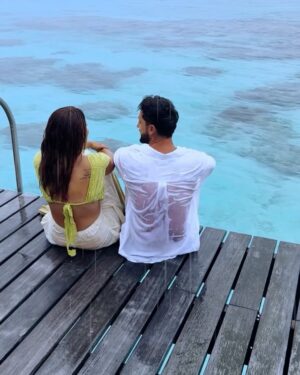 Julia Flabat Instagram - Découvrir le monde avec ELLE 🫶🏼🎞️🌍
Quelle est ta photo préf ? 
1 Polynésie 🌧️
2 Seychelles selfi 🇸🇨
3 Tahaa 🌧️🇵🇫
4 Saaudi 🇸🇦
5 Rio 🏄‍♂️🇧🇷
6 Rio 🚁🇧🇷
7 Suisse 🇨🇭
8 Brésil rocher 🇧🇷
9 Pérou 🇵🇪
10 Maldives 🚲
11 Australie 🇦🇺 
12 Namibie 🇳🇦 🦒
13 France 🇫🇷 🔞
14 Bretagne 🤰🏻
-
Qui est en couple ?