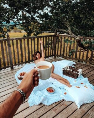 Julia Flabat Instagram - Découvrir le monde avec ELLE 🫶🏼🎞️🌍
Quelle est ta photo préf ? 
1 Polynésie 🌧️
2 Seychelles selfi 🇸🇨
3 Tahaa 🌧️🇵🇫
4 Saaudi 🇸🇦
5 Rio 🏄‍♂️🇧🇷
6 Rio 🚁🇧🇷
7 Suisse 🇨🇭
8 Brésil rocher 🇧🇷
9 Pérou 🇵🇪
10 Maldives 🚲
11 Australie 🇦🇺 
12 Namibie 🇳🇦 🦒
13 France 🇫🇷 🔞
14 Bretagne 🤰🏻
-
Qui est en couple ?