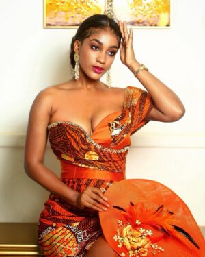 Julia Samantha Edima Instagram - Être une femme  c’est le don d’aimer , de porter le monde et le transformer …

À la fois si sensibles et fortes , célébrons notre résilience,  la passion qui anime nos rêves aujourd’hui . Célébrons nos batailles , nos accomplissements et même nos imperfections qui nous inconfortent parfois mais nous singularisent. 

 Prenez -en soin et défendez-le , ce don qui vous rend chacune exceptionnelle mes dames . 

Je vous souhaite une belle journée de célébration à vous mères , sœurs , amies , collègues et chaque femme  ici , forte , qui  inspire avec le cœur .

👗 : @Michelle Ella La touche
📸 : @_caption12_