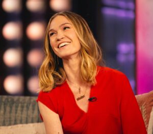 Julia Stiles Instagram - Many thanks to @kellyclarkson You had me in stitches! What a bright light! @kellyclarksonshow ✨@wishyouwereherefilm ✨