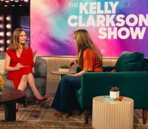 Julia Stiles Instagram - Many thanks to @kellyclarkson You had me in stitches! What a bright light! @kellyclarksonshow ✨@wishyouwereherefilm ✨