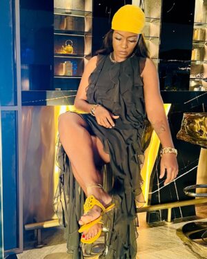 Juliana Kanyomozi Instagram - 🖤💛🖤 

#summerready #beachready