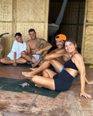 Julie Bertin Instagram - Fin de l’aventure… mais pas de l’histoire.

Ce soir, mon parcours dans Les Apprentis Aventuriers prend fin. Jordan sonne la cloche pour préserver ma santé, et même si cette décision n’a pas été facile, elle était nécessaire.

Quand j’ai senti ma cuisse lâcher au top départ de l’épreuve des perles, j’ai cru à un simple claquage. L’adrénaline m’a portée, j’ai continué à me battre sans vraiment réaliser l’ampleur de la blessure. Mais avec l’eau, la course et l’effort, j’ai forcément aggravé la situation. Après mon passage à l’infirmerie, la douleur m’a poussée à passer une échographie à l’hôpital… et là, le verdict est tombé : une belle déchirure musculaire de 7 cm.

Cette aventure a été courte, intense, frustrante… mais aussi incroyablement enrichissante. J’aurais aimé aller plus loin, montrer plus de force, dépasser mes limites encore et encore. Mais parfois, la vie t’envoie un message, et il faut savoir l’écouter. Ce n’est pas un échec, c’est juste un autre chemin.

Il me reste encore des soins pour récupérer à 100 %, mais maintenant, le meilleur est devant moi.

Je tiens à remercier @bengiaz et @ceciletinmar pour cette expérience unique, qui, même en quelques jours, m’a apporté énormément.

Et surtout, un immense MERCI à toi, @jordan_0fficiel . Mon binôme, mon pilier. Cette aventure n’a fait que confirmer ce qu’on savait déjà : on est une équipe, dans le jeu comme dans la vie. On repart encore plus soudés, avec encore plus de projets en tête. J’aurais aimé t’emmener plus loin, mais tout arrive pour une raison… et je sais que la suite nous réserve de belles choses.

Rien ne s’arrête ici, bien au contraire… tout commence maintenant. 💫