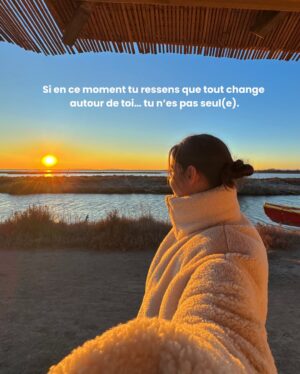 Julie Bertin Instagram - Ce mois-ci a été un vrai ascenseur émotionnel. J’ai senti qu’un cycle se terminait, et comme à chaque fois, ça m’a secouée .. 

Mais j’ai appris une chose : pour traverser ces périodes, il faut s’ancrer dans ce qui nous fait du bien 🌿.
