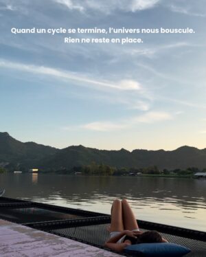 Julie Bertin Instagram - Ce mois-ci a été un vrai ascenseur émotionnel. J’ai senti qu’un cycle se terminait, et comme à chaque fois, ça m’a secouée .. 

Mais j’ai appris une chose : pour traverser ces périodes, il faut s’ancrer dans ce qui nous fait du bien 🌿.