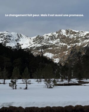 Julie Bertin Instagram - Ce mois-ci a été un vrai ascenseur émotionnel. J’ai senti qu’un cycle se terminait, et comme à chaque fois, ça m’a secouée .. 

Mais j’ai appris une chose : pour traverser ces périodes, il faut s’ancrer dans ce qui nous fait du bien 🌿.