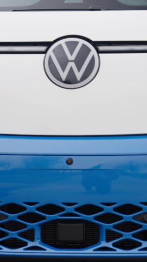 Julie Foudy Instagram - Julie Foudy‘s first car was legendary. So were the @uswnt players who drove it.

#VWPartner #VWIDBuzz #VWLove